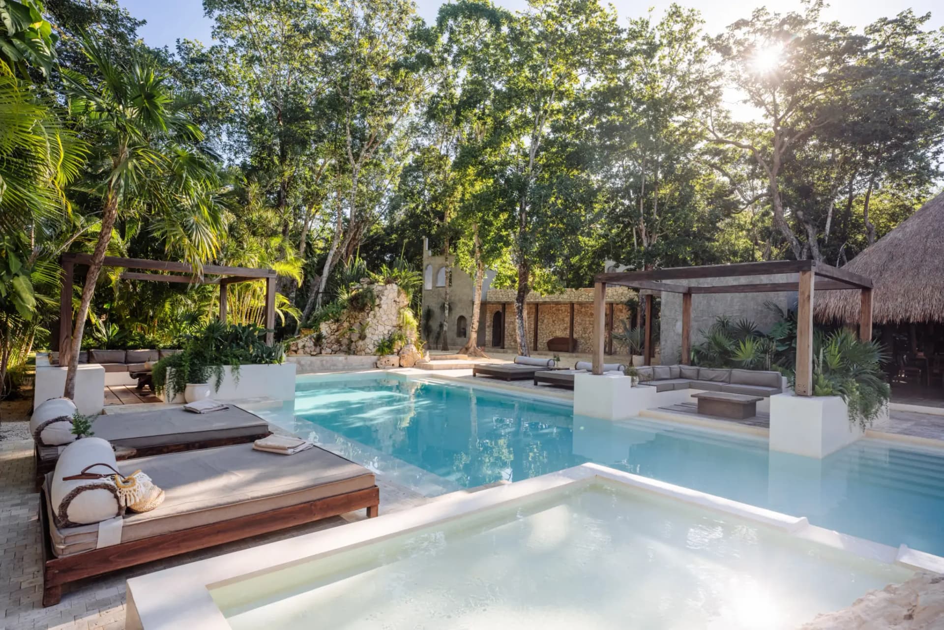 Onze Xpuha, property setting
