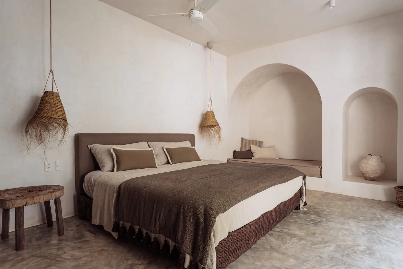 Villa 1 bedroom with king bed and arched alcoves